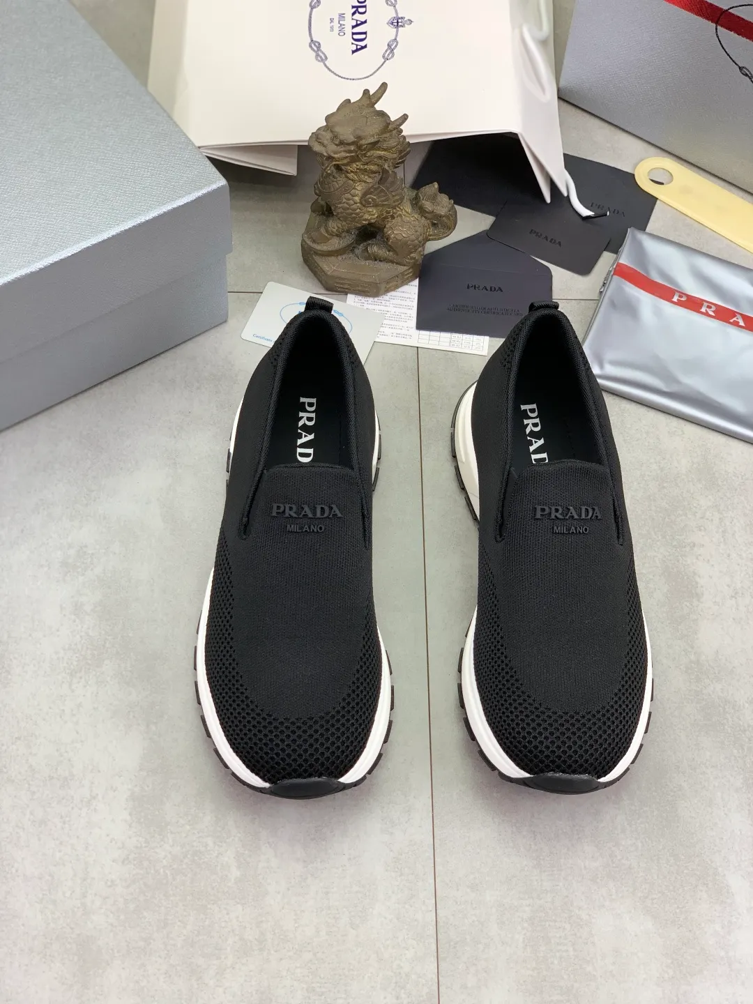 Men's shoes 💰P560💰[New model] Flying weave series (summer must-have) is now available on the official website, 🆘 Trendy brand (Prada) mainly promotes popular models, avant-garde and versatile fashionable men's shoes, private version molding, cowhide surface splicing 1:1.. Simple fashion, original imported cowhide lining and cowhide feet; the atmosphere and personality are more fashionable, eye-catching and pursuing class. It will subvert the old idea and be a must-have for fashion trendsetters with you! Must keep it for yourself! High-end comfort and low-end, high-end quality workmanship. Size: 38-45 6️⃣colors available.
